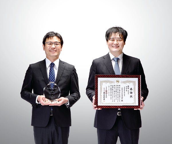 고어의 프로덕트 스페셜리스트 신이치 니시무라(Shinichi Nishimura)와 토요히로 마츠라(Toyohiro Matsuura)가 토요타 프로젝트 어워드 상패를 들고 있다.